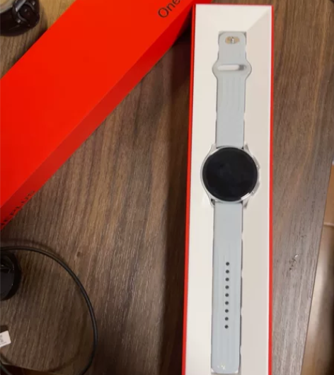 一加手表买了没戴过几次,无任何划痕磨损。箱...