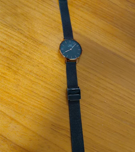 DW女表 钢带 戴了大约一年 有一点点轻微...