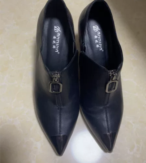 全牛皮的一款高跟单鞋，皮子很软，适合脚瘦一...