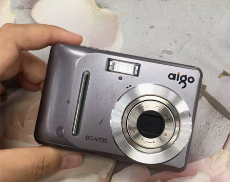aigo. 爱国者DC-V720 卡片相机...