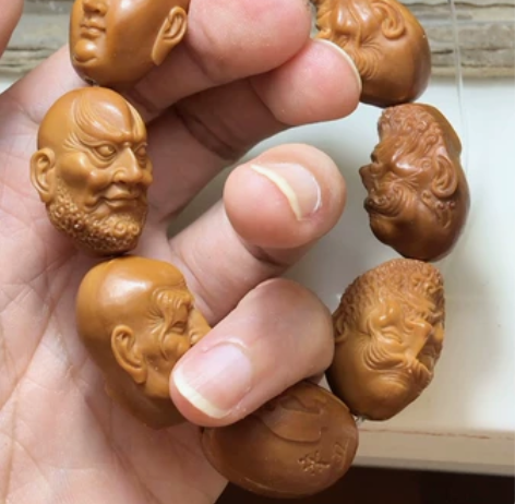 品名：橄榄核七星罗汉 作者：木马核雕 尺寸...