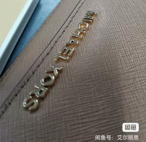 钱包，Mk，米色，基本没色差。说明书还在，...