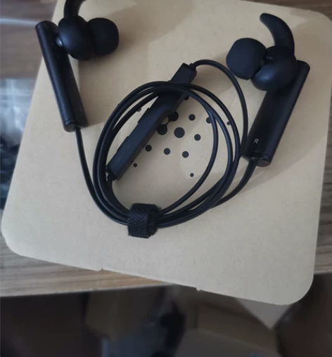 蓝牙运动耳机，立体声，带包装盒，有配件，一...