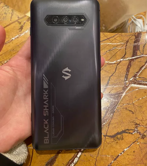 出黑鲨4s，8+128内存，有原装盒子原装...