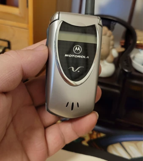 摩托罗拉V60手机，成色很棒，所有功能完美...