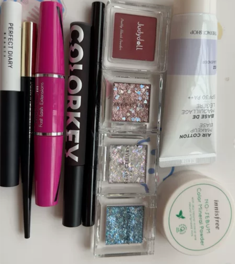 眼线，睫毛膏，隔离散粉，眼影和唇釉 一起包...