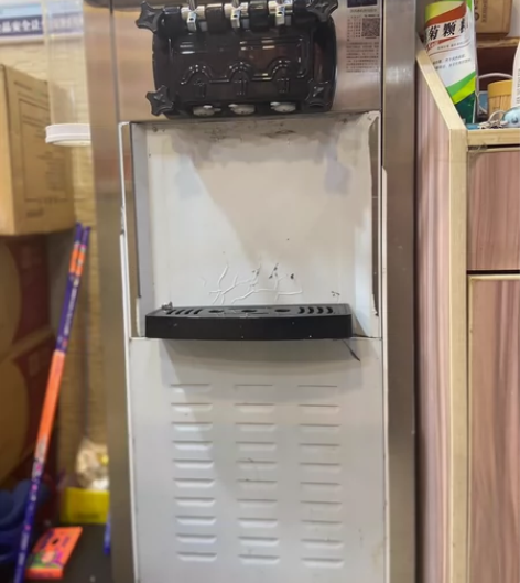 闲置一款奶茶店三色冰淇淋机商用全自动小型立...