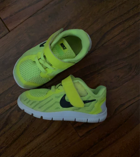 夏季网眼运动鞋,除了不耐脏,其他都好。几乎...