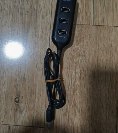 电脑拓展坞，功能正常，四口，有一个口在侧边...
