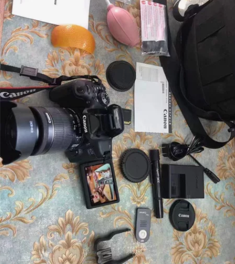 出女生学校上课要用的佳能750d 18-5...