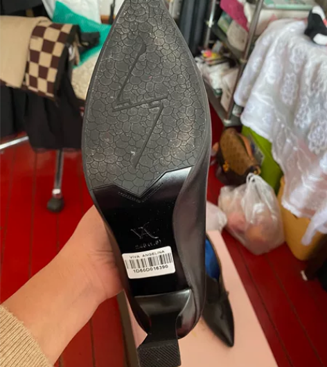 真皮单鞋,全新一次没有穿过,鞋底是试穿的时...