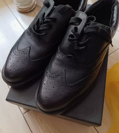 头层皮雕花布洛克运动鞋41码 仅试穿 很喜...