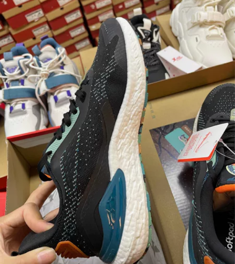 特步动力巢鞋,超好看【尖】 几乎全新,鞋盒...