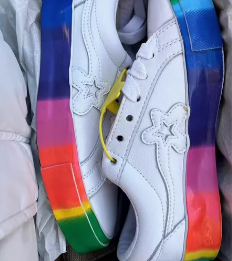 匡威Rainbow小花皮面低帮彩虹底休闲板...