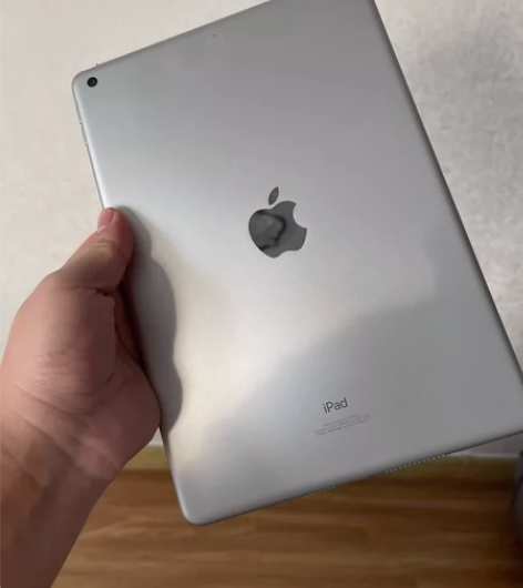 自用的苹果iPad 2020款 国行的 1...