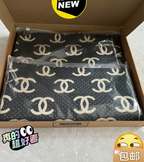 买东西送的羊绒围巾 全新带盒 手感超好 送...