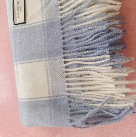 蓝白格子围巾，很乖的颜色，是那种奶蓝色，料...