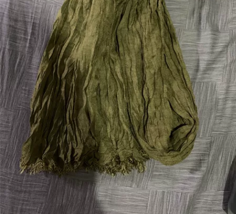 男围巾一件，深棕色，偏远不包邮 感兴趣的话...