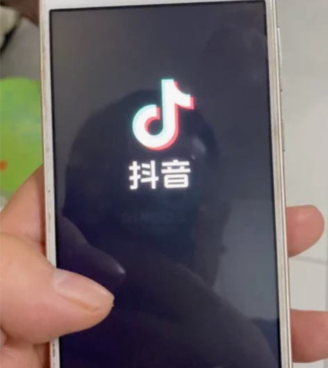华为畅享7，3g+32g，现在不用了。包邮...