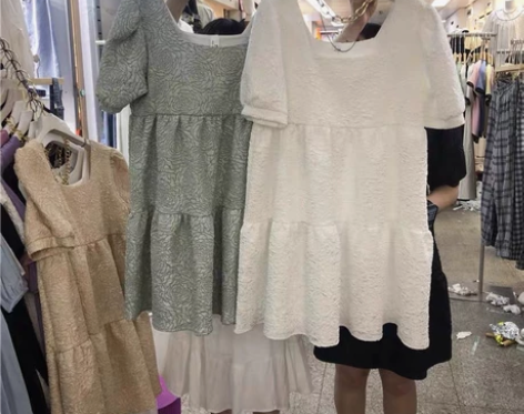 立体浮雕泡泡袖连衣裙女法式复古方领蓬蓬裙高...