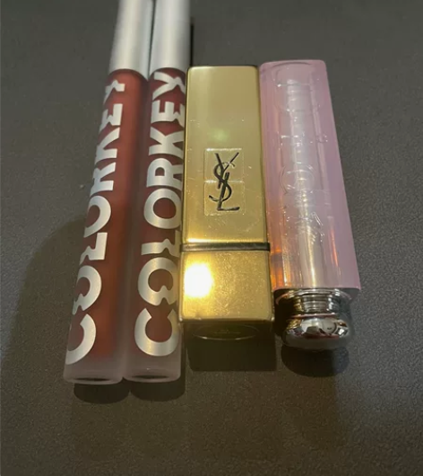 YSL Dior 口红 YSL是朋友送的 Dior是代购手上... YSL Dior 口红 YSL是朋友送的 Dior是代购手上...