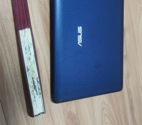 华硕的超小型号笔记本电脑，内存1G，硬盘比...