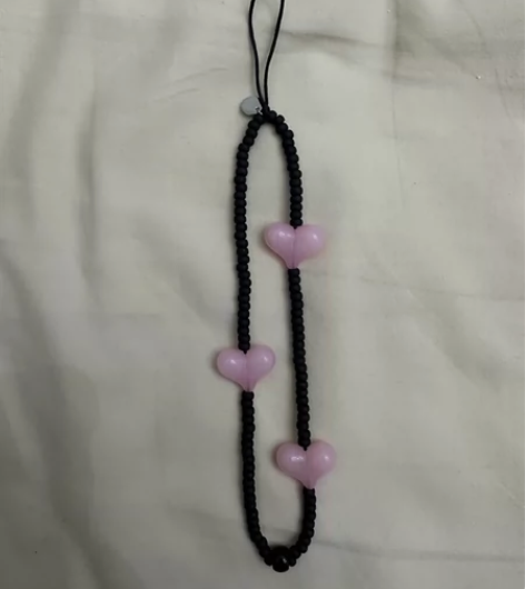 黑色磨砂粉色爱心手机挂绳，9新。半柠饰物家...