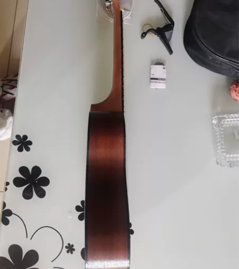 尤克里里，有一点点小物件，不会玩，在家落灰...