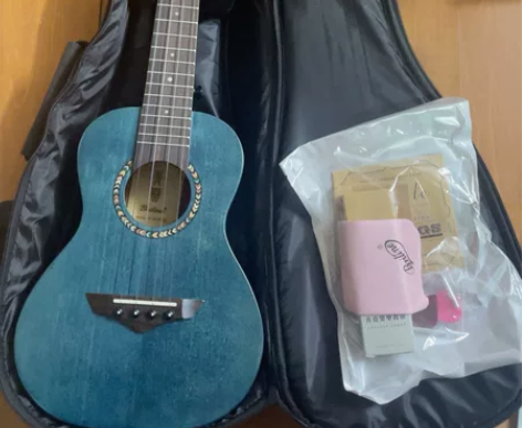 尤克里里一把，几乎全新，买来用了两三次，附...