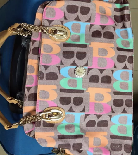 全新的单肩手提两用女包,因本人有肩周炎,医...