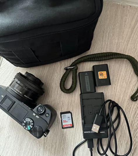 出自用微单索尼A6300套机,包含一个16...