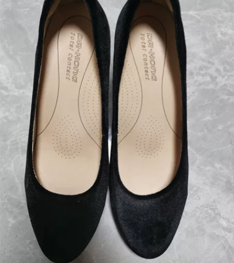 出两双鞋，一双江博士36码，一双骆驼高帮鞋...