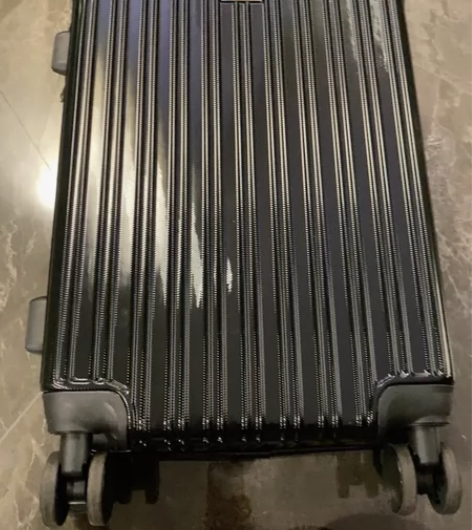 全新20寸拉杆箱，万向轮，很轻巧，家里还有...