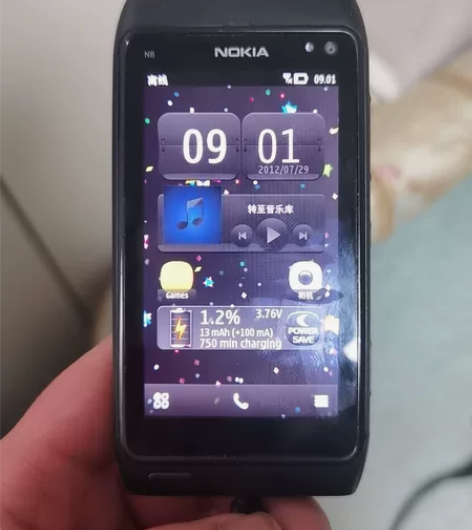 黑色诺基亚N8，一切正常，成色一般。 感兴...