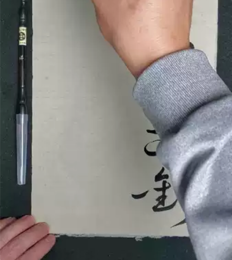 吐血出一支熊毫毛笔，出锋6，口径1.1，写...