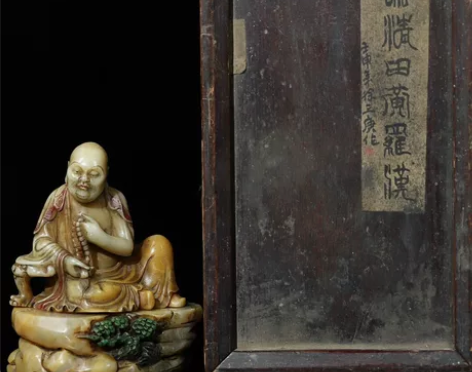 旧藏木盒寿山石手工雕刻彩绘罗汉造像摆件，落...