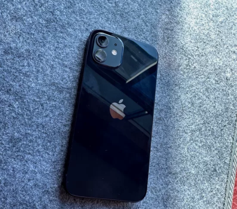 苹果12 128黑，美版黑解有点小小磕碰，...