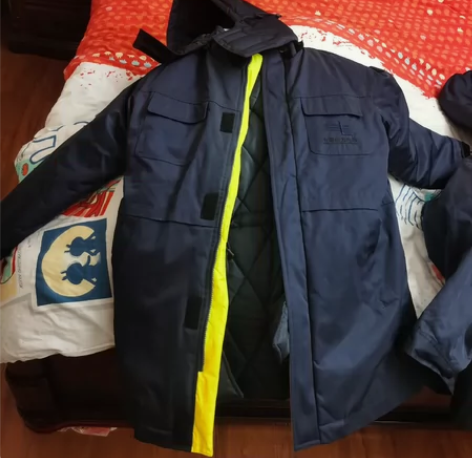 单位发的羽绒服,全新,这边四季如春,根本用...