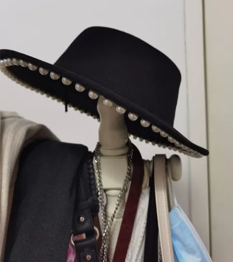 一顶含羊毛的珍珠边礼帽,从来没带过 感兴趣...