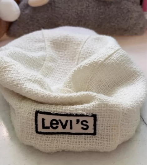 Levis 的贝雷帽 白色的 很久之前买的...