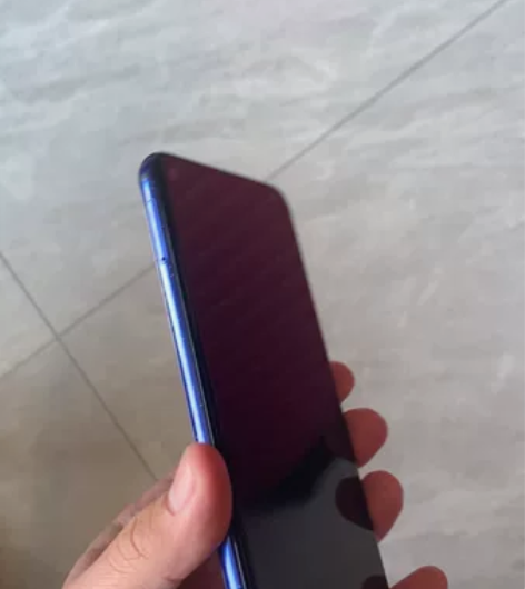 荣耀20，8+256的，手机店换的透明后盖...