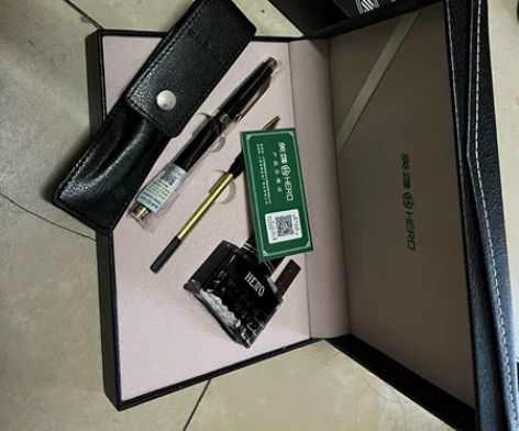 英雄牌钢笔礼盒，全新，带墨水，可更换笔芯款...