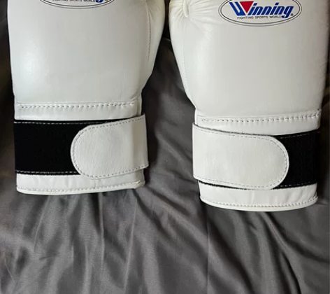 winning白色贴扣拳套16oz，22年...