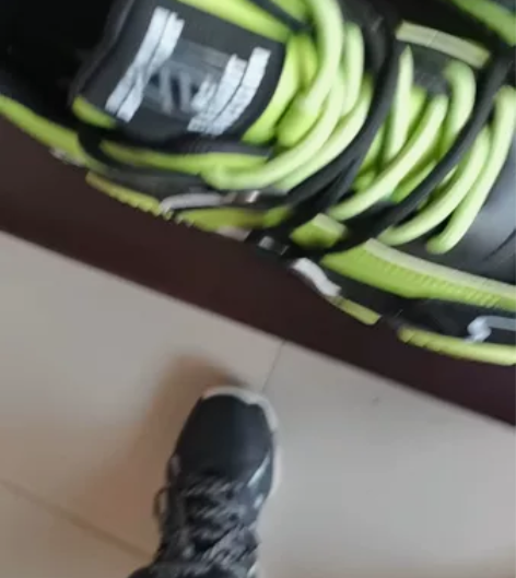 出一双男士休闲鞋,纯皮材质,质量没得说,舒...