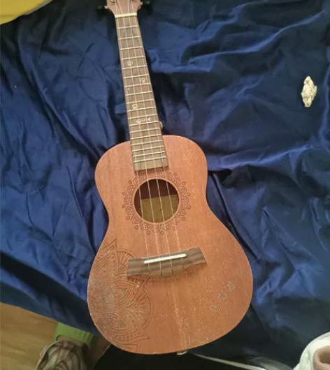 好几年前买的尤克里里!用过。也有刻名字,适...