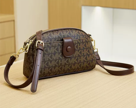 香港女士洋气手拿包2022新款妈妈斜挎包轻...