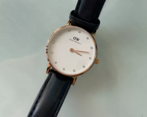 DW手表 黑色皮腕带 表盘 戴比较久了 腕...