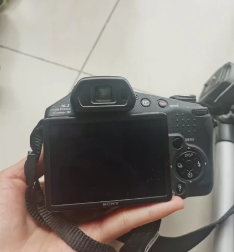Sony单反照相机，买来没怎么用，所以配件...