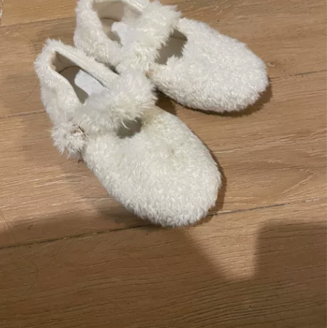 毛毛玛丽珍鞋35码全新 搬家转。 感兴趣的...