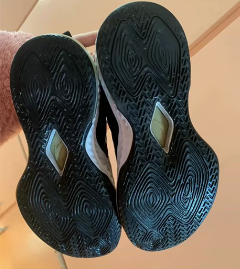 安踏篮球鞋，98新 感兴趣的话点“我想要”...